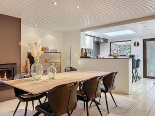 Energiezuinige woning op 321 m² in een rustige omgeving, bestaande uit een inkomhal met afzonderlijk toilet, gezellige leefruimte met eet- en zithoek, recent vernieuwde keuken met eetplaats, veranda/polyvalente ruimte, was-/bergplaats, garage met sectionale poort en een omheinde tuin met aangelegd terras en tuinberging.<br />Op het verdiep bevinden zich 3 slaapkamers, een ingerichte badkamer (inloopdouche en lavabomeubel) en een trapluik naar de geïsoleerde zolder.<br /><br />Extra troeven:<br />
<ul>
<li>Energiezuinig (label D)</li>
<li>Aangelegde voortuin met private oprit</li>
<li>Droge kelder</li>
<li>Regenwaterput</li>
<li>Nabij scholen, winkels en openbaar vervoer</li>
<li>Instapklaar</li>
</ul>
<br />Deze woning is te koop ZONDER makelaar via het concept van Smart Houses!<br />Wenst u verdere inlichtingen of een bezoek? Contacteer rechtstreeks de eigenaar via 0477/42.30.63