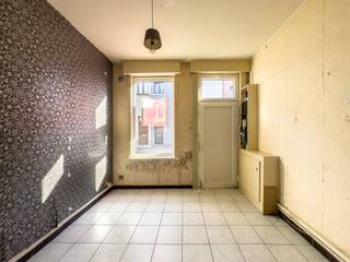 Bent u op zoek naar een betaalbare woning met potentieel? Deze rijwoning in de Kasterstraat biedt een uitstekende kans voor starters, investeerders of handige renovatie-liefhebbers. Gelegen in een rustige woonstraat op korte afstand van het centrum van Wetteren, met winkels, scholen en openbaar vervoer vlot bereikbaar. Dankzij de nabijheid van de E40 geniet men van een vlotte verbinding richting Gent en Brussel.<br /><br />EPC-score van 414 kWh/m² jaar woning code : 202510027-0003719997-RES-1- LABEL E (renovatieverplichting). <br />Bruikbare vloeroppervlakte : 81m² (opgemeten volgens EPC)<br /><br />Stedenbouwkundige info : woongebied, vergunningen uitgereikt, verkavelingsvergunning uitgereikt, geen rechterlijke of bestuurlijke maatregelen, geen voorkooprecht. Geen overstromingsgevoelig gebied. Watertoets: P-score: A; G-score: A.<br /><br />Voor meer info of een bezoek: contacteer ELLA - CENTER OFFICE : 0492 50 88 18
