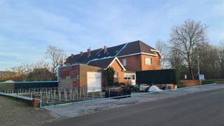 Ruime woning met tal van mogelijkheden en veel lichtinvalBent u op zoek naar een ruime woning die u volledig naar eigen smaak kunt renoveren? Deze...