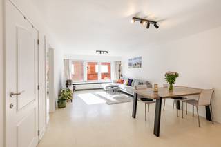 <p><span>Op zoek naar een zorgeloos appartement op een uitstekende locatie? Dan is dit recent gerenoveerde en perfect instapklare appartement beslist een bezoek waard!</span></p><p><span> </span></p><p><span>Gelegen op wandelafstand van het station van Liedekerke, winkels, scholen en horeca geniet u hier van een uiterst centrale ligging. Bovendien bereikt u de E40 richting Brussel en Gent in slechts enkele minuten, ideaal voor pendelaars.</span></p><p><span> </span></p><p><span>Het appartement verwelkomt u via een inkomhal en beschikt over een lichtrijke leefruimte, een volledig ingerichte aparte keuken en een moderne badkamer met inloopdouche, lavabo en toilet. Verder zijn er twee volwaardige slaapkamers en een aangenaam zuidgericht terras waar u volop van de zon kunt genieten.</span></p><p><span> </span></p><p><span>Als extra troeven beschikt dit appartement over een privékelder én een afgesloten garagebox, die inbegrepen zijn in de prijs. Dankzij de conforme elektrische installatie en het gunstige EPC-label bent u bovendien verzekerd van een energiezuinige en zorgeloze woonst zonder onverwachte investeringen.</span></p><p><span> </span></p><p><span>Een ideale opportuniteit voor zowel eigen bewoning als investering!</span></p><p><span> </span></p><p><span>Dit instapklare appartement zal ongetwijfeld snel de aandacht trekken!</span></p><p><span> </span></p><p><span>Voor meer informatie of een bezoek contacteert u Timothy van Immo Zone op 0474/ 41. 28. 40.</span></p><p><span> </span></p><p><span> </span></p><p><span> </span></p><p><span> </span></p><p><span> </span></p>