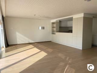 <p><span>Ruim en licht hoekappartement met 2 slaapkamers en 2 terrassen</span><span><br /></span><span>Dit aantrekkelijke hoekappartement geniet van een centrale en bijzonder gunstige ligging. Gelegen in een rustige zijstraat van de Fruithoflaan combineert dit instapklare appartement met twee slaapkamers een uitstekende bereikbaarheid met een aangename woonomgeving.</span></p><p><span>In de directe omgeving bevinden zich diverse buurtwinkels, handelszaken, scholen, horecazaken en openbaar vervoer. Ook voor wie zich met de wagen verplaatst, is de ligging een absolute meerwaarde. De belangrijkste invalswegen en verbindingsassen zijn vlot bereikbaar.</span></p><p><span>Het appartement bevindt zich op de vierde verdieping van een verzorgd gebouw met lift en werd volledig gerenoveerd met oog voor kwaliteit, comfort en duurzaamheid. </span></p><p><span> </span></p><p><span>Het appartement is als volgt ingedeeld:</span></p><h3><span>Indeling</span></h3><p><span>Inkomhal</span><span><br />Bij het betreden van de ruime inkomhal springen de uitstekende lichtinval en de kwalitatieve afwerking onmiddellijk in het oog. De mooie parketvloer loopt doorheen de inkomhal en de leefruimte, wat zorgt voor een warm en harmonieus geheel. Daarnaast beschikt de inkomhal over een veiligheidsdeur en een videofoon voor extra comfort en veiligheid.</span></p><p><span>Leefruimte & keuken</span><span><br />De ruime leefruimte van circa 40 m² geniet dankzij de grote schuiframen aan de voorzijde van een bijzonder aangename natuurlijke lichtinval. Het aansluitende terras versterkt bovendien het open en ruime gevoel en biedt een mooi uitzicht op het omliggende groen. Zowel op het terras aan de voorzijde als aan de achterzijde kunt u in alle rust genieten van een stukje natuur midden in de stad.</span></p><p><span>De keuken is voorzien van een tegelvloer en volledig uitgerust met kwalitatieve Miele-inbouwtoestellen, waaronder koelkast, diepvriezer, vaatwasser, oven, combi-oven en inductiekookplaat. Daarnaast beschikt de keuken over een dubbele spoelbak en een composiet werkblad.</span></p><p><span>Dankzij de halfopen indeling vormt de keuken een mooi geheel met de leefruimte, terwijl er toch een duidelijke afscheiding behouden blijft. Contact met de leefruimte steeds verzekerd.</span></p><p><span> </span></p><p><span>Slaapkamers & badkamer</span><span><br /></span><span>V</span><span>ia een ruime nachthal bereikt u de twee slaapkamers aan de achterzijde van het appartement. Aansluitend bevindt zich een praktische inloopdressing. Dankzij grote raampartijen genieten beide kamers van een aangename natuurlijke lichtinval. Beide slaapkamers bieden rechtstreeks toegang tot het terras.</span></p><p><span>De recente badkamer is stijlvol ingericht en uitgerust met een ruime inloopdouche, dubbel lavabomeubel, handdoekradiator, toilet en een ingebouwde kast voor wasmachine en droogkast. De badkamer is zowel bereikbaar via de nachthal als rechtstreeks vanuit de hoofdslaapkamer.</span></p><p><span>Daarnaast beschikt het appartement over een afzonderlijk gastentoilet in de nachthal.</span></p><p><span>Terrassen & berging</span><span><br />Een absolute troef van dit appartement zijn de twee ruime terrassen aan zowel de voor- als achterzijde. Dankzij hun gunstige oriëntatie op het zuidoosten en noordwesten kunt u gedurende de hele dag genieten van zon of schaduw, al naargelang uw voorkeur. Beide terrassen bieden bovendien een rustige en private buitenruimte, ideaal om te ontspannen midden in de stad.</span></p><p><span>Parkeren en berging</span></p><p><span>Het appartement beschikt verder over een privatieve kelderberging en een autostaanplaats (inbegrepen). Optioneel kan een afgesloten garagebox worden gehuurd (€ 125 per maand). Deze biedt plaats aan een tweede wagen, en/of vormt biedt een praktische oplossing voor het veilig stallen van elektrische fietsen of het creëren van bijkomende bergruimte.</span></p><p><span>Huurprijs & beschikbaarheid</span><span><br />Huurprijs: € 1.499,00/maand<br />Provisie: € 175,00/maand (water, minuterie en onderhoud van de gemeenschappelijke delen)<br />Beschikbaar vanaf: onmiddellijk</span></p><p><span>Bent u op zoek naar een ruim, kwalitatief afgewerkt appartement met veel lichtinval, twee terrassen en een uitstekende ligging? Dan is dit appartement zeker een bezoek waard. Gelegen in een rustige omgeving, vlak bij winkels, scholen, horecazaken, sportfaciliteiten en openbaar vervoer, geniet u van alle dagelijkse voorzieningen op wandelafstand. Bovendien bereikt u met de wagen in enkele minuten de belangrijkste invalswegen.</span></p><p><span> </span></p><p><span>Troeven</span></p><ul><li><span>Twee zeer ruime terrassen: zuidoost (living), noordwest (slaapkamer).</span></li><li><span>Twee ruime slaapkamers.</span></li><li><span>Praktische inloopdressing.</span></li><li><span>Ruime badkamer met inloopdouche, dubbel lavabomeubel en toilet. Separaat gastentoilet.</span></li><li><span>Designplafondverlichting aanwezig. Raamdecoratie aanwezig.</span></li><li><span>Inclusief privatieve kelderberging.</span></li><li><span>Inclusief ondergrondse autostaanplaats.</span></li><li><span>Mogelijkheid tot het huren van een afgesloten garagebox (€ 125,00/maand), ideaal als tweede parkeerplaats of extra fietsenberging.</span></li></ul><p><span> </span></p><p><span>Maak hiervoor een afspraak via <span>www.coprimmo.be</span></span></p>