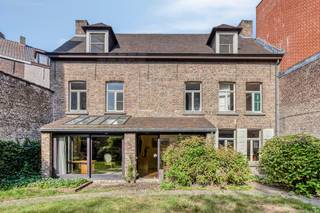 Verscholen in de Groeningelaan te Kortrijk vinden we deze bijzondere woning, een ware verborgen parel met een verrassend groene stadstuin. Achter de gevel schuilt een uitzonderlijk ruime woning met maar liefst 497 m² bewoonbare oppervlakte op een perceel van 375 m².<br /><br />De woning ademt karakter en authenticiteit en beschikt over tal van originele elementen die de unieke uitstraling van het pand versterken. De royale ruimtes, bijzondere indeling en charmante details zorgen voor een woning met een uitgesproken eigen karakter.<br /><br />Een absolute troef zijn de twee afzonderlijke toegangen, waardoor het pand zich uitstekend leent voor verschillende invullingen. Zo behoort een combinatie van wonen en werken zeker tot de mogelijkheden, bijvoorbeeld met een praktijkruimte, kantoor of zelfstandige activiteit aan de ene zijde en een private woongelegenheid aan de andere.<br /><br />Indeling deel 1<br /><br />Gelijkvloers:<br /><br />- inkomhal met gastentoilet<br />- ruime leefkeuken<br />- 2 aangename leefruimtes met zicht op de groene stadstuin<br />- tweede keuken<br />- inpandige garage<br /><br />Eerste verdieping:<br />- 2 ruime slaapkamers met voorziening van toilet<br /><br />Tweede verdieping:<br />- 2 ruime slaapkamers<br />- badkamer voorzien van lavabo, douche en toilet<br /><br />Indeling deel 2<br /><br />Het tweede gedeelte van de woning omvat drie ruime verdiepingen, telkens voorzien van een toilet. Dankzij de afzonderlijke toegang biedt dit gedeelte tal van mogelijkheden voor een zelfstandige invulling, zoals een praktijk, kantoorruimte of andere professionele activiteit.<br /><br />De combinatie van de royale bewoonbare oppervlakte, twee afzonderlijke toegangen, authentieke elementen en de verrassend groene stadstuin maakt dit tot een bijzonder pand op een centrale locatie in Kortrijk.<br /><br />De woning biedt een uitzonderlijke combinatie van ruimte, karakter en veelzijdigheid. Dankzij de afzonderlijke toegangen kan ze perfect inspelen op uiteenlopende woon- en werkbehoeften, terwijl de authentieke uitstraling en ruime leefruimtes voor een bijzonder aangename woonbeleving zorgen.<br /><br />Of u nu op zoek bent naar een ruime stadswoning, een combinatie van wonen en werken of een pand met mogelijkheden voor een professionele invulling: deze woning biedt een unieke basis op een gegeerde locatie.<br /><br />Een bijzondere opportuniteit voor wie ruimte, karakter, groen en veelzijdigheid weet te waarderen.<br /><br />Wenst u meer info over deze woning of wenst u een bezoek ter plaatse? Contacteer Alissia Dewitte (0472 18 64 21 - alissia.dewitte@dewaele.com) <br /><br />De eigendom wordt aangeboden via de Pre-sale formule. Van 07/09/2026 om 10:00 tot 12/09/2026 om 12:00 kan u het huis op afspraak komen bezichtigen en een bod uitbrengen. De vermelde prijs is een instelprijs. Voor meer info, gelieve contact op te nemen met de dossierverantwoordelijke.<br /><br />Bestuursmaatregelen in het maatregelenregister: nee