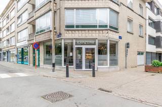 Een handels gelijkvloers op een perfecte commerciële (hoek)ligging in het centrum van Halle nabij het Heilig-Hart College met veel potentieel (Possozplein)! <br />Bestaande uit: <br />Op het gelijkvloers: inkom, commerciële ruimte (+- 55m² - momenteel ingericht als kapperszaak) met grote ramen en perfecte zichtbaarheid (hoek van het Possozplein en Handbooghof), <br />doorloop/bergruimte (8.60m²), kitchenette (11.71m²). Unieke kans in centrum van stad Halle ! <br />Verder: ruime parkeergelegenheid &amp; openbaar vervoer nabij<br />Buitenschrijnwerk enkel &amp; dubbel glas (PVC en ALU) <br />Recente centrale verwarming gas (2022 - condensatieketel) en warmtepomp (lucht/lucht - 2018)<br />EPC: UC: 20260715-0003917532-KNR-1 - label C<br />Geen gemeenschappelijke lasten - Onroerende voorheffing ten laste van de huurder<br />Nutsvoorzieningen: individuele tellers water, elektriciteit, gas<br />Beschikbaar vanaf: 01/09/2026<br />Bruto oppervlakte (EPC): 87 m²