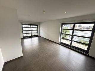 Prachtig, instapklaar tweeslaapkamerappartement met 2 zonneterrassen, autostaanplaats en berging in Ninove! Dit appartement gelegen op de eerste verdieping van een recente residentie "Pollare garden" (bouwjaar 2008) omvat een grote inkomhal met apart toilet, een open en lichtrijke leefruimte met eigentijdse keuken voorzien van kwalitatieve inbouwtoestellen (koelkast, vaatwasser, combi microgolfoven, vitrokeramische kookplaat, dampkap,…). Naast de keuken is er een praktische berging met wasplaats. Verder beschikt het appartement over een master bedroom (17m²) met een ensuite-badkamer met ligbad en wastafel, een tweede ruime slaapkamer (10m²) en een aparte douchekamer met douche en wastafel. Het appartement situeert zich nabij het centrum van Ninove, toch rustig gelegen op wandelafstand van openbaar vervoer (bushalte, treinstation van Ninove,…), winkels en scholen. Nabij belangrijke verbindingswegen richting Brussel-Aalst/Gent-Halle. Geen lift. Overdekte autostaanplaats en een extra private berging (inbegrepen in huurprijs)! CV op aardgas. Dubbele beglazing in aluminium. Energiezuinig! Elektriciteit volledig conform! Graag een bezoek plannen? Vraag naar onze wekelijkse bezoekdag!