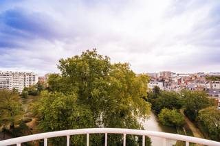 Prachtig, lichtrijk en volledig gerenoveerd appartement op de 9de verdieping met uniek zicht op Square Marie Louise. Ruime leefruimte met...