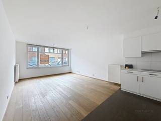 Dit appartement is gelegen te Zeebrugge, vlakbij de rederskaai en een vlotte verbinding richting Brugge, Knokke en Blankenberge. <br /><br />het appartement bestaat uit een inkomhal met toilet, een woonkamer met open keuken, een terras/koer, een badkamer, een berging met aansluitingen WM en DK, twee slaapkamers.<br /><br />Ondergrondse autostaanplaats inclusief