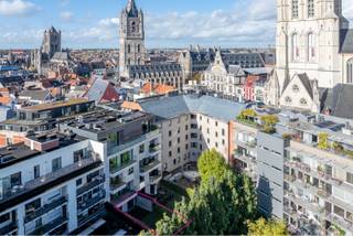 Uitzonderlijk wonen op een exclusieve toplocatie in het historische centrum van Gent. <br /><br />Op de eerste verdieping van residentie Plato bevindt zich dit twee slaapkamer appartement met privatieve tuin. Dit gebouw werd opgeleverd in 2019 en is een werk naar de hand van Bontinck Architecture and Interior. Hier werd sterk ingezet op licht, ruimte en functionaliteit, met grote raampartijen, kwalitatieve materialen en een hedendaagse architectuur die respectvol integreert in de historische stadscontext. Het appartement heeft een bruto vloeroppervlakte van maar liefst 110,9m² en geniet volgende indeling: inkomhal voorzien van ingemaakte kasten en een berging, lichtrijke leefruimte met toegang tot het terras, geïnstalleerde open keuken, een badkamer met inloopdouche en dubbele lavabo, een afzonderlijk toilet en twee ruime slaapkamers. Beide slaapkamers geven rechtstreeks toegang tot de zonnige tuin. op -1 bevindt zich de privatieve kelderberging.<br /><br />Het appartement wordt verwarmd door middel van centrale verwarming met een gemeenschappelijke hoogrendementsketel op aardgas. Voor de ventilatie werd gekozen voor een individueel systeem met warmterecuperatie (D). <br /><br />Provisie voor gemene lasten incl. voorschotten privatief gasverbruik (vloerverwarming + warm water): €200/maand.<br /><br />EPC: 68.20 kWh/m² (label A) <br /><br />Bezoek mogelijk na afspraak met Serge van Center Office via 0485/61 59 22<br />