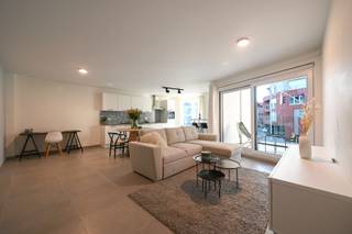 Deze instapklare kantoorruimte van ongeveer 83 m² bevindt zich in de Gentstraat, in het centrum van Deinze. Het pand werd gebouwd in 2020 en straalt professionaliteit, modern comfort en energiezuinigheid uit. Dankzij de recente bouw voldoet het aan alle hedendaagse normen en is het in uitstekende staat.<br /><br />De ligging in het stadscentrum zorgt voor een grote visibiliteit en een vlotte bereikbaarheid, met het station van Deinze op slechts vijf minuten wandelafstand. Ook winkels, horecazaken en andere voorzieningen bevinden zich in de onmiddellijke omgeving, wat de locatie ideaal maakt voor klanten en medewerkers.<br /><br />Bij het binnenkomen kom je in een inkomhal die toegang biedt tot de verschillende ruimtes. De grote, lichtrijke ruimte aan de voorzijde doet vandaag dienst als open kantoorruimte en vormt het centrale werkpunt van het pand. Deze ruimte sluit aan op een moderne open keuken met eetplaats, wat zorgt voor extra comfort tijdens de werkdag.<br /><br />Verder beschikt het kantoor over een afzonderlijke ruimte die kan ingericht worden als privé-bureau of vergaderzaal. De badkamer is modern afgewerkt met een inloopdouche en dubbele lavabo, en er is een apart toilet voor bezoekers of personeel. Een ruime berging biedt bijkomende opbergruimte.<br /><br />De kantoorruimte is voorzien van centrale verwarming op aardgas en beschikt over drie privatieve zonnepanelen. Op het gelijkvloers is er een gemeenschappelijke fietsenstalling en een afvalberging aanwezig.