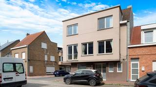 Op een rustige, centrale ligging in het centrum van Heist-aan-Zee bevindt zich deze perfect onderhouden hoekwoning. Uitstekend gelegen in de nabijheid van winkels, horeca en het station. Een solide woning met een praktische indeling, een zonnig terras en een ruime inpandige garage.<br /><br />Indeling: een ruime inkomhal met de trap. Verder vindt u een bureau of hobbyruimte, een ruime wasplaats en een grote inpandige garage.<br /><br />Op de eerste verdieping: een grote leefkeuken voorzien van alle toestellen, een lichtrijke woonkamer, waar de grote raampartijen zorgen voor een aangename natuurlijke lichtinval. De open haard creëert extra sfeer. Op deze verdieping bevinden zich tevens een gastentoilet en een zonnig terras waar u in alle rust kunt genieten.<br /><br />De tweede verdieping omvat drie volwaardige slaapkamers en een moderne badkamer uitgerust met een inloopdouche en een tweede toilet. Tot slot beschikt de woning over een ruime bergzolder, ideaal als extra stockageruimte.<br /><br />Energiezuinig met EPC label C, 13 zonnepanelen met thuisbatterij voorzien, conforme elektrische installatie, grote inpandige garage, ....<br /><br />Bezoeken? Neem contact op met Willem Cauwels op tel 050.89.27.70