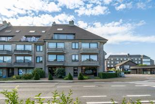 Dit handelspand maakt deel uit van een centraal gelegen appartementencomplex en is een hoekpand met een uitstekende visibiliteit in de directe nabijheid van de Tieltse scholen, winkels en openbaar vervoer (bus, trein...)<br /><br />Naast de algemene handelsruimte, beschikt dit pand ook over een bureel, sanitair en een kitchenette. Bijkomend hoort bij dit pand ook één ruime kelderberging. Er geldt een exclusief gebruiksrecht voor dit pand voor het gebruik van drie staanplaatsen die voor de zaak gelegen zijn.<br /><br />Een garagebox gelegen op de binnenkoer van het complex kan bij gehuurd worden aan 70 € per maand. <br /><br />Provisie 100€/maand voor gemeenschappelijke kosten en waterverbruik.