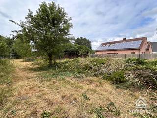 PLUSPUNTEN: <br />+ perceeloppervlakte: 978 m²<br />+ geschikt voor open bebouwing<br />+ gewestplan: woongebied met landelijk karakter<br />+ gelegen aan verbindingsweg Bocholt-Kaulille<br />+ lot 3 van de verkaveling<br />+ geen BPA of RUP van toepassing<br /><br />ALGEMEEN:<br />In het landelijke Bocholt (Kaulille) is deze bouwgrond gelegen aan de Kaulillerweg 135. De Kaulillerweg is de verbindingsweg tussen Bocholt en Kaulille.<br /><br />Het perceel is in totaal 978 m² en geschikt voor het realiseren van een <strong>open bebouwing</strong>.
<ul>
	<li>Perceelbreedte: 18m40</li>
	<li>Perceeldiepte: 61m08</li>
</ul>
<br />VERKAVELINGSVOORSCHRIFTEN en bijhorend plan:
<ul>
	<li>zie dossierstukken;</li>
</ul>
<br />SUCCESVOL VERKOPEN?<br />Dankzij succesvolle transacties zijn wij steeds op zoek naar nieuw aanbod voor onze zoekende kandidaat-kopers en -huurders. Overweegt u te verkopen of te verhuren? Informeer vrijblijvend naar onze werkwijze.<br /><br />HOUD ME OP DE HOOGTE:<br />Niet gevonden wat u zocht? Schrijf u gratis in op onze website zodat u vrijblijvend op de hoogte wordt gebracht van nieuw aanbod: https://www.immosign-plus.be/nl/hou-me-op-de-hoogte/<br /><br />Heeft u interesse in deze bouwgrond? Contacteer ons dan op +32 89 87 03 67 of mail naar info@immosign-plus.be voor het maken van een vrijblijvende afspraak.