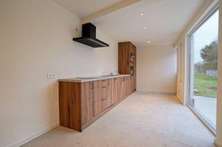 Deze volledig gerenoveerde woning is helemaal instapklaar en ideaal voor wie zorgeloos wil verhuizen. Het leuke van deze woning is dat deze zonet...