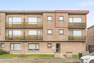 <p>Ben je op zoek naar een goed onderhouden appartement met 3 slaapkamers in Burcht? Lees hier dan zeker even verder!</p>

<p> </p>

<p>De conform gekeurde elektrische installatie en gunstige EPC-score, de uitstekende staat van onderhoud en afwerking en de nabijheid van invalswegen en openbaar vervoer zijn slechts enkele troeven van dit appartement!</p>

<p> </p>

<p><u>Indeling:</u></p>

<p><u>2deV:</u> het appartement zelf bevindt zich met een oppervlakte van 100m² op de tweede verdieping van een klein gebouw.</p>

<p>Langs de inkomhal (8m²) komen we bij de grote leefruimte (35m²) en de volledig ingerichte keuken (9m²). Let vooral ook op het schuifraam die toegang geeft tot het balkon en de tegelvloer, die super makkelijk is in onderhoud. De 3 slaapkamers van 14m², 11m² en 7m² bevinden zich aan de achterzijde van het gebouw en bieden voldoende rust en comfort. Eén ervan geeft ook hier toegang tot het terras (8m²). Tenslotte is er nog de badkamer (3m²) met ligbad en douche, een aparte wc en een berging.</p>

<p> </p>

<p>Interessant weetje: </p>

<p>Er is geen syndicus, er is geen lift en er zijn geen maandelijkse kosten! </p>

<p>Er wordt enkel € 30 per maand voorzien, voor de betaling van de blokpolis en de elektriciteit van de gemeenschappelijke hal.</p>

<p> </p>

<p>Wenst u graag een bezichtiging ?</p>

<p>Contacteer dan snel uw makelaar ! </p>