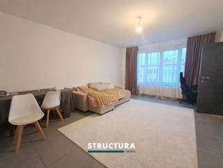 Dit volledig gerenoveerde appartement van ca. 75 m² bevindt zich op de derde verdieping van een kleinschalig gebouw zonder lift, in het centrum van Strombeek-Bever. Dankzij de instapklare afwerking, het gunstige EPC-label C en de centrale ligging vormt het appartement een interessante opportuniteit. Het pand is momenteel verhuurd aan € 900 per maand en is daardoor eveneens interessant als investering.IndelingHet appartement beschikt over een inkomhal die toegang geeft tot de verschillende ruimtes. De gezellige woonkamer sluit aan op de keuken. Verder zijn er twee kamers (één grote en één kleine), een badkamer met douche en een veranda.Op de gelijkvloerse verdieping zijn bovendien twee privatieve kelders inbegrepen.Karakteristieken- Bewoonbare oppervlakte van ca. 75 m²- Kleinschalig gebouw zonder lift- Volledig gerenoveerd en instapklaar- EPC C - Twee kelders inbegrepen- Lage gemeenschappelijke kosten- Momenteel verhuurd aan € 900/maand- Mogelijkheid tot aankoop van een garage, met parkeermogelijkheid ervoor, aan €30.000- Centrale ligging in Strombeek-Bever- Winkels en openbaar vervoer op wandelafstandEen instapklaar en energiezuinig appartement op een ideale locatie, interessant voor zowel eigen bewoning als investering. Interesse? Neem contact met ons op voor meer informatie of een bezoek ter plaatse via 02 460 80 46 of info@structura.be