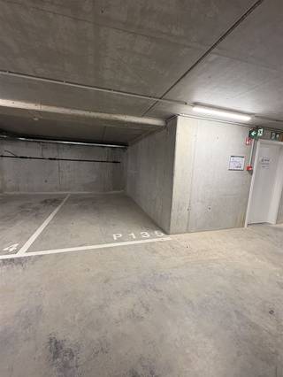 Emplacements libres récents dans le nouveau complexe Burenberg.Idéalement situé à quelques pas du centre de Louvain, à deux pas des campus et de l'UZ...