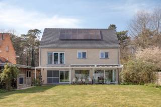 Wie op zoek is naar een instapklaar huis in de regio Kasterlee, mag deze kans niet missen. Deze woning uit 2019 combineert modern wooncomfort met een uitstekende energetische score. Het perceel van maar liefst 1.073 m² biedt alle ruimte om te ontspannen.De locatie is een absolute troef voor gezinnen en natuurliefhebbers. Aan de achterzijde van de tuin geeft een poortje direct toegang tot een veilige, autoluwe route naar de lokale basisschool. Aan de overzijde van de straat wandelt u zo het bos in richting recreatiedomein Floreal. Bovendien is dit huis uitgerust met 5kW aan zonnepanelen, een laadpaal en 2 regenwaterputten, wat het een toekomstbestendige investering.Indeling:Gelijkvloers:- Inkomhal met gastentoilet- Lichtrijke, open leefruimte - Volledig ingerichte open keuken- Praktische berging naast de keuken- Wasplaats- Recente veranda (2 jaar oud)Eerste verdieping:- Twee volwaardige kinderkamers- Ruime hoofdslaapkamer met dressing- Open bureauruimte- Badkamer voorzien van ligbad en douche- Apart toilet op de nachthalBergzolder (mogelijkheid tot verdere afwerking)Volledige kruipruimte Dankzij de vloerverwarming op het gelijkvloers en de uitstekende ventilatie (C+) geniet u hier het hele jaar door van een optimaal binnenklimaat. De eigendom wordt aangeboden via de Pre-sale formule. Van 18/04/2026 om 13:00 tot 24/04/2026 om 17:00 kan u de woning op afspraak komen bezichtigen en een bod uitbrengen. De vermelde prijs is een instelprijs. Voor meer info, gelieve contact op te nemen met de dossierverantwoordelijke.Bestuursmaatregelen in het maatregelenregister: in aanvraag