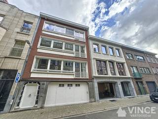 Ontdek dit ruime appartement in een van de meest gewilde buurten van de stad! Gelegen in de Van Schoonbekestraat, geniet je van een rustige omgeving met alle voorzieningen binnen handbereik.<br /><br />Hoofdkenmerken:
<ul>
<li> Ruimtelijk en Licht: Dit appartement biedt een overvloed aan ruimte, met een royale living die is voorzien van een prachtige visgraat parketvloer, perfect voor een stijlvolle inrichting. De sfeervolle kachel is enkel als sier maar voegt een warme uitstraling toe aan het geheel.</li>
<li>Moderne Keuken: De moderne keuken biedt toegang tot een gezellig terrasje, ideaal voor ontspanning.</li>
<li>Twee Slaapkamers en een Bureau: Met twee slaapkamers en een aparte ruimte voor een bureau is er voldoende ruimte voor een gezin, gasten of een thuiskantoor.</li>
<li>Luxueuze Badkamer: De badkamer beschikt over een inloopdouche,.</li>
<li>Extra Opbergruimte: Een kelder biedt extra opbergruimte voor al je spullen.</li>
<li>Leuke Tuin: Een gezellige tuin is inbegrepen in de prijs, waar je gebruik van kunt maken mits je deze goed onderhoudt. Geen zin om te onderhouden? Geen probleem, dan heb je geen toegang tot de tuin.</li>
<li>Optionele Garage: Een garage kan optioneel bij gehuurd worden.</li>
</ul>
<br />De gemeenschappelijke kosten bedragen €235, waarvan €135 voor water en verwarming zijn inbegrepen (afhankelijk van het aantal personen). Ook inbegrepen zijn het wassen van de buitenramen en het poetsen van de gang, zodat je altijd in een schone omgeving vertoeft.<br /><br />Mis deze kans niet om te wonen in een prachtig appartement op een unieke locatie! Neem vandaag nog contact met ons op voor een bezichtiging.