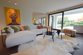 TE HUUR: Prachtig gerenoveerde villa aan de rand van het Zoute<br /><br />Indeling: inkomhal met vestiaire en gastentoilet. Lichtrijke woonkamer met toegang uitgevend op het zuid gericht terras en tuin met zwembad.<br />Volledig ingerichte keuken, aparte wasruimte en bureauruimte.<br /><br />Eerste verdieping: masterbedroom met badkamer. 2 volwaardige slaapkamers elk met een douchekamer. <br />Op de 2de verdieping: 2 volwaardige slaapkamers, toilet en aparte douchekamer. <br />Garage voor 1 wagen. Verschillende parkeerplaatsen. <br /><br />Voorwaarden:<br />De villa wordt gemeubeld verhuurd.<br />Geen domicilie mogelijk.