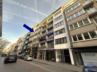 <p><span>Informatie studentenkamer/studio</span></p><p><span>Volledig gemeubelde studio met terras, gelegen op de 2de verdieping met lift! Ruime en lichtrijke leefruimte met directe toegang tot het west geörienteerd terras (avondzon). In de leefruimte is een open keuken met kookeiland, uitgerust met o.a. een elektrische kookplaat, dampkap, microgolf, koelkast met apart vriesvak, etc. Super centrale ligging in Antwerpen met verschillende hippe cafés en restaurants, winkels, etc. op wandelafstand! Parlofoon aanwezig. Maandelijkse kost: 50 EUR (onderhoud en verbruik van lift en de gemene delen). Mis deze kans niet en contacteer ons snel op <span>info@ccimmo.be</span></span><span>!</span></p><p><span> </span></p><p><span>Indeling</span></p><ul><li><span>Knusse leefruimte met veel lichtinval door de brede raampartij.</span></li><li><span>Vanuit de leefruimte heeft u toegang tot het gezellige terras met W-oriëntatie (avondzon).</span></li><li><span>Ingerichte keuken met kookeiland op tegelvloer met o.a. een elektrische kookplaat, dampkap, microgolf, koelkast met vriesvak en spoelbak.</span></li><li><span>Praktische badkamer met douche, wc en lavabomeubel en ingemaakte kast.</span></li><li><span>Gordijnen en verlichting aanwezig.</span></li><li><span>Geen aansluiting voorzien voor wasmachine.</span></li></ul><p><span> </span></p><p><span>Extra's</span></p><ul><li><span>Nieuwe airco met warmtepomp, voor zowel verwarming als verkoeling.</span></li><li><span>Volledig gemeubeld.</span></li></ul><p><span> </span></p><p><span>Huur informatie</span></p><ul><li><span>Huurprijs: 750 EUR.</span></li></ul><ul><li><span>Algemene kosten: 50 EUR/maand voor onderhoud lift en verbruik gemeenschappelijke delen.</span></li></ul><ul><li><span>Verbruik: individuele meters voor water, gas en elektriciteit.</span></li></ul><ul><li><span>Beschikbaarheid: overeen te komen.</span></li></ul><ul><li><span>Waarborg: 3 maanden.</span></li></ul><p><span> </span></p><ul><li><span>Opmaak ingaande plaatsbeschrijving 100 EUR excl. BTW.</span></li><li><span>Opmaak inventarislijst 100 EUR excl. BTW.</span></li><li><span>Verplichte aansluiting brandpolis door huurder.</span></li></ul><p><span> </span></p><p><span>Gebouw</span></p><ul><li><span>Gebouw bestaande uit 2 winkels op de gelijkvloerse verdieping en 5 verdiepen met in totaal 20 studio's/appartementen.</span></li></ul><ul><li><span>Parlofoon aanwezig.</span></li><li><span>Lift aanwezig.</span></li></ul><p><span> </span></p><p><span>Ligging</span></p><ul><li><span>Gelegen in de dichte nabijheid van het Mechelseplein en Theaterplein.</span></li><li><span>Op wandelafstand van het Theaterplein, de Leopoldplaats, supermarkten, ...</span></li><li><span>Verschillende leuke cafés, restaurants en winkels in de directe omgeving.</span></li><li><span>Openbaar vervoer voor de deur.</span></li><li><span>MOBISCORE: 9,7/10</span></li></ul><p><span> </span></p><p><span>*De informatie in deze prospect is ter informatieve titel: de kandidaat-huurders moeten hun eigen zaak maken van het verkrijgen, controleren en interpreteren van deze informatie.</span></p>