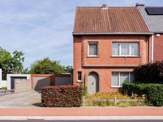Ruime en verzorgde halfopen bebouwing met een grote achterliggende tuin, oprit en twee garages. De woning is gelegen op korte afstand van het centrum van Nijlen en nabij het natuurgebied Kesselse Heide. Dankzij het ruime perceel, de praktische indeling en de zeer verzorgde staat vormt deze woning een interessante opportuniteit voor wie op zoek is naar ruimte, comfort en een aangename buitenomgeving. De gevelbreedte bedraagt circa 7 meter en het perceel heeft een breedte van circa 14 meter. Via de ruime inkomhal van circa 11 m² betreedt u de woning. De massiefhouten binnendeuren en de verzorgde houten trap geven het interieur een degelijk en karaktervol accent. De keuken van circa 13,5 m² is uitgevoerd in landelijke cottagestijl en biedt voldoende ruimte voor een ontbijttafel. De erker zorgt voor extra lichtinval en een aangename sfeer. De keuken is uitgerust met onder meer een oven, keramische kookplaat, grote koelkast, dampkap en veel kastruimte. Vanuit de keuken is er toegang tot een droge kelderruimte van circa 9 m². Verzorgde, volledig betegelde badkamer met ligbad en douchescherm, toilet, lavabomeubel, twee kolomkasten en plafondverlichting met inbouwspots. De ruime living heeft een totale oppervlakte van circa 36 m² en bestaat uit een salon, eetplaats en een bijkomende zithoek die eveneens dienst kan doen als bureau- of speelhoek. De siermouluren aan het plafond zorgen voor extra karakter en vanuit de leefruimte is er een rechtstreekse doorgang naar het terras en de tuin. Op de verdieping bevinden zich drie slaapkamers van circa 21 m², 15 m² en 10 m². De ruime master bedroom is voorzien van een ingemaakte kast. De verdiepingsvloer is uitgevoerd in beton. De grote geïsoleerde zolder, met afmetingen van circa 9 x 6,5 meter, biedt bovendien interessante mogelijkheden voor het creëren van bijkomende kamers mits het plaatsen van een vaste trap. De woning beschikt over centrale verwarming op aardgas met een recente Viessmann cv-ketel. Er zijn pvc-ramen met dubbele beglazing aanwezig en rolluiken. De elektrische installatie is conform. Een belangrijke troef van deze woning is de grote achterliggende tuin van circa 400 m², die bijzonder veel mogelijkheden biedt voor ontspanning, spelende kinderen of tuinliefhebbers. Daarnaast beschikt het eigendom over twee ruime garages van elk circa 22 m², een brede oprit, een gemetste tuinberging van circa 11 m², aansluitingen voor wasmachine en droogkast, elektriciteit en verlichting in de bijgebouwen en een bijkomende tuinschuur van circa 9 x 3 meter. EPC-label C, P&G-score D Bent u op zoek naar een ruime, verzorgde en instapklare woning met veel bergruimte en een uitzonderlijk grote tuin? Dan is deze halfopen bebouwing in Nijlen beslist een bezoek waard. TEL: 0487/759.758