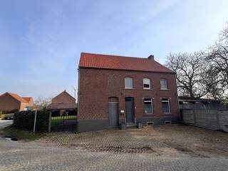 Deze verrassend ruime woning bevindt zich in het groene Meldert en vormt de ideale uitvalsbasis voor liefhebbers van rust en natuur, zonder in te boeten aan bereikbaarheid.<br />Via de inkomhal betreedt u de gezellige eet- en zitkamer, die naadloos aansluit op de ingerichte keuken. Zoals het een authentieke hoeve betaamt, beschikt het pand over meerdere bijgebouwen die tal van mogelijkheden bieden voor hobby’s, opslag of professionele activiteiten.<br />Op de eerste verdieping vindt u reeds twee ruime slaapkamers en een badkamer. Bovendien biedt de grote zolderruimte boven één van de bergingen een mooie opportuniteit tot uitbreiding. Extra bergruimte is er in overvloed dankzij de koele kelder en de zolder die bereikbaar is via een vaste trap.<br />De U-vormige opstelling van de woning creëert een charmante en beschutte binnenplaats, perfect voor gezellige momenten met familie en vrienden.<br />Kortom, een karaktervolle en ruime woning met tal van mogelijkheden, gelegen in een groene en rustige omgeving.