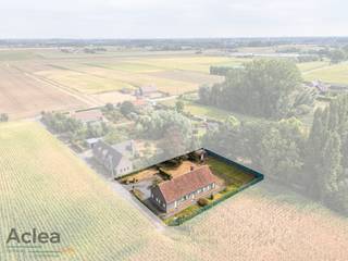 Op zoek naar een kloeke woning met veel potentieel, midden in het groen? Aarzel dan niet om deze woning te komen ontdekken!<br /><br />Deze woning dateert van 1976 en werd doorheen de jaren steeds met de nodige zorg onderhouden. Ze bevindt zich vandaag nog grotendeels in haar oorspronkelijke staat en biedt dan ook heel wat mogelijkheden voor wie op zoek is naar een woning die volledig naar eigen smaak kan worden opgefrist en ingericht.<br /><br />De landelijke ligging en het ruime perceel van maar liefst 1.280 m² zorgen voor een aangename, rustige omgeving waar je heerlijk tot rust kunt komen.<br /><br />De woning omvat op het gelijkvloers een ruime inkomhal, een open eet- en leefruimte met hout haard, een keuken, twee slaapkamers en een badkamer. Op de eerste verdieping bevindt zich een ruime zolderverdieping met tal van mogelijkheden, bijvoorbeeld voor extra slaapkamers, een hobbyruimte of bureauruimte.<br /><br />Daarnaast beschikt de woning over een praktische, inpandige garage en een tuinberging.<br /><br />Een woning met ruimte, rust en vooral heel wat potentieel!<br />Interesse? Aarzel dan niet om ons te contacteren via 09/377 31 77 of vastgoed@aclea.be.