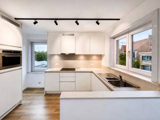 Dit recent vernieuwde appartement biedt comfort, ruimte en een uitstekende ligging in het centrum van Sint-Kruis.<br /><br />De indeling is als volgt: inkomhal met trap, gastentoilet en praktische berging. De ruime en lichtrijke leefruimte sluit aan op een volledig nieuwe open keuken, uitgerust met alle moderne voorzieningen. Aan de voorzijde bevindt zich een balkon, terwijl u achteraan kan genieten van een ruim en zonnig terras.<br />Op de tweede verdieping zijn er twee volwaardige slaapkamers en een badkamer met ligbad, dubbele lavabo en toilet.<br /><br />Extra troef is de parkeergelegenheid achter het appartementsgebouw.<br /><br />Huurprijs: €990 per maand, inclusief kosten en parkeerplaats<br />(exclusief water en elektriciteit)<br />Onmiddellijk beschikbaar<br /><br />
<p><strong><span>Bezoeken uitsluitend op afspraak.</span></strong><br /><span>Een bezoek aan dit pand kan eenvoudig online worden ingepland via onze </span><strong><span>online boekingstool</span></strong><span>. Selecteer zelf een beschikbaar tijdstip dat voor u past.</span></p>
<p><span>Afspraken worden uitsluitend via de online boekingstool ingepland en niet telefonisch of op kantoor.</span></p>