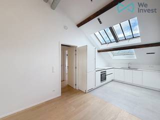 <p><em><strong>TE KOOP</strong></em> – In het hart van het prestigieuze project "Utopia By Godin", ontstaan uit de volledige renovatie van een iconisch gebouw in Brussel, ontdekt u dit prachtige gerenoveerde appartement met 3 slaapkamers (gerenoveerd in 2020).</p>
<p>Met een royale oppervlakte van ongeveer 125 m² is het pand als volgt ingedeeld: een inkomhal die leidt naar een ruime en lichtrijke leefruimte, bestaande uit een ruime woonkamer, een eetkamer en een volledig uitgeruste open keuken, samen goed voor meer dan 44 m². Het appartement beschikt over 3 comfortabele slaapkamers (18, 13 en 13 m²), evenals 2 moderne badkamers (bad en douche), een wasruimte en een apart toilet.</p>
<p>Comfort: Privatieve kelder; EPC "D" (149 kWh/m².jaar); dubbele ventilatie (VMC); houten ramen met dubbele beglazing; collectieve gasverwarming.</p>
<p>Prijs: vanaf € 395.000</p>
<p>Contacteer ons nu op 02 355 42 20 | 0494 28 38 88 (Taylor) en via e-mail op tubize@weinvest.be</p>