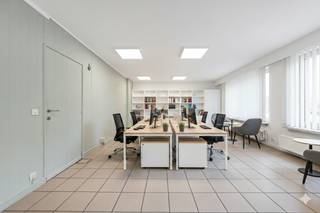 Op zoek naar een handelspand met zeer veel mogelijkheden ? Dit pand op het gelijkvloers met een oppervlakte van 140 m², gelegen aan de rand van het centrum van Roeselare, biedt het allemaal! <br />De indeling is als volgt : <br />inkom - onthaalruimte - praktijkruimtes - toiletten - kitchenette - vergaderzaal - bergingen<br /><strong>Troeven:</strong>
<ul>
	<li><strong>CV</strong></li>
	<li><strong>Goede EPC</strong></li>
	<li><strong>oppervlakte van 140 m²</strong></li>
	<li><strong>kelderberging</strong></li>
</ul>
<strong>Extra voordelen:</strong><br />Uitstekende ligging aan de rand van het centrum van Roeselare, met vlotte verbindingen naar winkels, scholen en openbaar vervoer.<br /><br />Wacht niet te lang om deze unieke kans te grijpen. Kom het zelf ontdekken en ervaar de verschillende mogelijkheden die deze woning te bieden heeft. Wij staan klaar om u te verwelkomen in uw toekomstige droomhuis! Bel ons vrijblijvend op voor een bezoek en info. Wij begeleiden u graag met de glimlach op zoek naar uw droomwoning . T. 051 62 40 40.