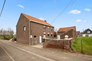 Deze droomwoning is ruimte en comfort. De woning is instapklaar en beschikt over 3 slaapkamers, wat ideaal is voor een gezin. Daarnaast is er een ruime tuin met een oostelijke oriëntatie, waardoor je de hele dag van de zon kunt genieten. Tevens is er ook een terras waar je heerlijk kunt ontspannen en een garage voor het veilig opbergen van je wagen. Ook zijn er nog 2 parkeerplaatsen beschikbaar, wat handig is als je gasten over de vloer hebt. Naast de woning is er een aanbouw van maar liefst 33,70m² met een hoogte van 8,80m. Deze ruime kan perfect benut worden om de woning eventueel uit te breiden op meerdere niveaus. Kortom, deze woning heeft alles wat je nodig hebt voor een comfortabel en ruim leven in het rustige Wommersom.