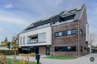 In het hart van Betekom, op wandelafstand van winkels, horeca en scholen, bevindt zich dit ruime en energiezuinige duplex-penthouse (126...