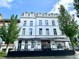 [[ DIT PAND NEEMT DEEL AAN DE ERA OPEN HUIZEN DAG OP 13/6 VAN 9:30 TOT 10:30 ]]
<p>Zalig zonnig duplexappartement op het Zuid: <span>gelegen op de 2de en 3de verdieping van een prachtig hoekgebouw op centrale toplocatie. Op 2 stappen van het bruisende Zuid: letterlijk de Leien over te steken. Klein gebouw met slechts 5 units! Op het gelijkvloers bevindt zich de bekende lunchzaak Nordica31. Lage gemeenschappelijke kosten: geen lift, geen externe syndic, individuele verwarming. Indeling: Zonnige leefruimte met open keuken voorzien van kwaliteitstoestellen, ruime zithoek met hoog plafond. Via de draaitrap bereiken we de volgende verdieping waar we een ruime slaapkamer , opnieuw met uniek hoog plafond en aansluitend een extra ruimte ontdekken: ideaal als bureau, dressing of voor logeerbed. Aparte badkamer met regendouche, wastafel en toilet. Op het dak ontdekken we een zonnig gemeenschappelijk dakterras met uniek panoramisch zicht op de stad. Een private berging bevindt zich eveneens op dit terras. Meteen beschikbaar, enkele meubels kunnen blijven indien gewenst, gunstig EPC, Elektriciteit conform, Asbestveilig. Ideaal als eerste stek of eventueel vlot verhuurbaar!</span></p>