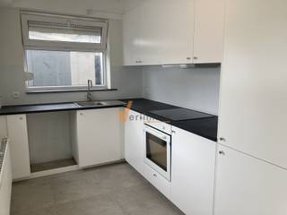 <p><span>GERENOVEERD GELIJKVLOERS APPARTEMENT IN MERKSEM </span></p><p><span> </span></p><p><span>INDELING EN RUIMTES</span></p><p><span> </span></p><p><span>Het appartement beschikt over één ruime slaapkamer. De woonkamer presenteert zich als een lichte, gezellige ruimte. De nieuwe keuken is uitgerust met hoogwaardige witte kasten, een zwart werkblad en de nodige apparatuur, waardoor het ruimtelijk voelt en functioneel en aansluitend ook een zonnig privé terras.</span></p><p><span> </span></p><p><span>BADKAMER EN SANITAIR</span></p><p><span> </span></p><p><span>de gerenoveerde ingerichte badkamer is voorzien van een wastafel met meubel, een toilet en inloop douche. </span></p><p><span> </span></p><p><span>KENMERKEN EN VOORDELEN</span></p><p><span> </span></p><p><span>Dit appartement is voorzien van duurzame vloeren, radiatorverwarming voor optimaal comfort, voorzien van rolluiken en moderne ramen die zorgen voor goede isolatie en natuurlijk licht. </span></p><p><span>De ligging in het centrum van Merksem maakt dit een aantrekkelijk adres.</span></p><p><span> </span></p><p><span>- onmiddellijk beschikbaar</span></p><p><span>- maandelijkse onkosten: 150€ (verwarming, water, minuterie, poetsen traphal.)</span></p><p><span>- EPC: 370</span></p><p><span>- mogelijkheid om 1 auto staanplaats bij te huren</span></p><p><span> </span></p><p><span>Schrijf je alvast in via het </span><span>inschrijvingsformulier </span><span>op onze site (mail naar nicole@verlimmo.be) en mis de kans niet om dit appartement te bezoeken. </span></p><p><span> </span></p><p><span>Uit ervaring weten wij dat zulke appartementen voor de snelle beslissers zijn dus </span><span>wees voorbereid</span><span> en zorg dat je volgende informatie toevoegt bij je inschrijving:</span></p><p><span>- samenstelling van het gezin (aantal volwassen + kinderen)</span></p><p><span>- totaal netto inkomen (excl. alimentatie of kinderbijslag)</span></p><p><span>- bent u in de mogelijkheid een waarborg van 3 maanden te betalen ?</span></p><p><span>- vanaf wanneer wenst u te huren ?</span></p><p><span>- voorkeur van huurcontract (korte termijn of lange termijn)</span></p><p><span> </span></p><p><span>-> U kan het inschrijvingsformulier downloaden op onze site (klik "documenten" vul uw naam in en download het document)</span></p><p><span> </span></p>