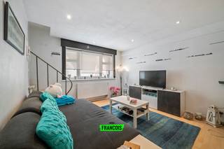 In de Brabantstraat bevindt zich dit interessant appartement op een bijzonder gunstige ligging, vlakbij winkels, openbaar vervoer en op wandelafstand van de zee. Dankzij de centrale ligging geniet u hier van alle dagelijkse voorzieningen binnen handbereik, terwijl u toch aangenaam woont nabij het bruisende stadsleven van Oostende.<br /><br />Het appartement is gelegen in een sous-sol verdieping en beschikt over een ruime leefruimte met eetplaats. De raampartijen zijn voorzien van hoogrendementsglas en zorgen voor een aangename lichtinval en extra wooncomfort. Aansluitend bevindt zich de open keuken, praktisch ingericht en geïntegreerd in de leefruimte, wat zorgt voor een open en gezellig geheel.<br /><br />Verder beschikt het appartement over één volwaardige slaapkamer en een badkamer uitgerust met douche en lavabo.<br /><br />De uitstekende ligging maakt dit pand bijzonder interessant als vaste woonst, tweede verblijf aan zee of investering met verhuurmogelijkheden. Winkels, horeca, openbaar vervoer en ontspanning bevinden zich allemaal op korte afstand.<br /><br />Achteraan het appartement is er bovendien een gezellige koer aanwezig, wat een aangename buitenruimte biedt en extra leefcomfort toevoegt in een stedelijke omgeving.<br /><br />