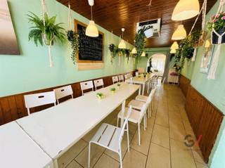 <p>Op een vlot bereikbare locatie in Herent bevindt zich deze ruime woning met bijzonder veel potentieel. Dit opent heel wat perspectieven voor wie een ruime woning zoekt en deze volledig naar eigen smaak en indeling wil afwerken.</p><p>De woning beschikt vandaag over drie slaapkamers, met de duidelijke mogelijkheid om dit uit te breiden naar maar liefst vijf kamers. De beschikbare ruimte laat toe om de indeling volledig naar eigen wensen en noden vorm te geven.</p><p>Het gelijkvloers wordt momenteel gebruikt als handelsruimte, maar kan perfect worden omgevormd tot extra leefruimte, een ruime keuken, bureau of bijvoorbeeld een praktische fietsenberging.</p><p>Achteraan de woning bevindt zich een aangename stadstuin met een gunstige zuidwestelijke oriëntatie. Hier kan je volop genieten van de zon en de avondzon in alle rust.</p><p>De woning dient grondig gerenoveerd te worden, maar vormt net daardoor een ideale opportuniteit voor wie een woning volledig naar eigen hand wil zetten. De ruimte en structuur zijn aanwezig – het is aan jou om er een echte thuis van te maken.</p><p>Een unieke kans voor renovatie-enthousiastelingen of investeerders die op zoek zijn naar een project met sterke mogelijkheden.</p><p>Mis deze kans niet en neem vandaag nog contact op met Kim van Gilles vastgoed op +32 468 48 61 27 of mail naar kim@gillesvastgoed.be</p>