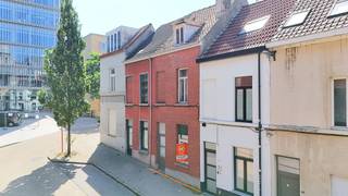 <p>Verschillende woonbelevingen zijn hier te realiseren, van een sfeervol gezinshuis of een perfecte thuis voor studerende kinderen tot een moderne stadswoning.<br />De ligging maakt het mogelijk om snel te genieten van alle lokale voorzieningen (gezellige koffiebars, restaurants en winkels) en de charme van Gent, alles op wandel- of fietsafstand in één van de meest gegeerde buurten van Gent.<br />Dit is dé kans om te investeren in een woning met potentieel op een absolute topligging!<br /><br />-Op het gelijkvloers bevinden zich een inkomhal, een gezellige leefruimte, een aparte keuken, een badkamer, een extra kamer die perfect kan dienen als slaapkamer of bureau en een kleine koer. <br />-De eerste verdieping beschikt over twee slaapkamers.<br />-Onder het dak bevindt zich een ruime derde slaapkamer met aangrenzende bergruimtes, die desgewenst kunnen worden geïntegreerd om nog extra wooncomfort te creëren.<br />-Daarnaast beschikt de woning over een droge kelder.<br /><br />Deze woning vraagt een grondige renovatie, maar biedt tegelijk een unieke kans om een eigendom volledig naar eigen smaak en volgens de hedendaagse woonnormen in te richten. Dankzij de uitstekende ligging en de praktische indeling vormt dit pand een ideale gezinswoning, een perfecte thuis voor studerende kinderen of een interessante investering in een buurt waar de vraag naar woningen bijzonder groot blijft.<br /><br />Troeven<br /><br />* Topligging nabij de Arteveldehogeschool en het Sint-Pietersplein. Sint-Pietersplein, winkels, horeca, campussen en openbaar vervoer in de directe omgeving. Station Gent-Sint-Pieters en belangrijke invalswegen vlot bereikbaar.<br />* Drie volwaardige verdiepingen.<br />* Mogelijkheid tot vier slaapkamers.<br />* Droge kelder.<br />* Renovatieproject met uitzonderlijk potentieel.<br /><br />EPC 922kWh/(m<sup>2</sup>jaar), energielabel F (renovatieplicht)<br />Geen overstromingsgevoelig gebied: P-score A, G-score A<br />Stedenbouwkundige inlichtingen: voorkooprecht, woongebieden met cultureel, historische en/of esthetische waarde, vergunningen, geen verkavelingsvergunning, geen rechterlijke maatregel of bestuurlijke maatregel opgelegd. <br />KI 255<br />Perceeloppervlakte 54m<sup>2</sup><br />Niet-asbestveilig: 2 asbestmeterialen (plat dak zorgvuldig beheren, plafonds en wanden zolderkamer verwijderen)<br /><br /><strong>Voor meer info of een bezoek bel 0475757251 of mail philip@ocvastgoed.be</strong></p>