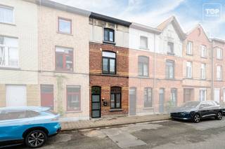 <p>Deze recent gerenoveerde woning (2025) bevindt zich op een toplocatie, vlak bij het bruisende centrum van Gent. Alle dagelijkse voorzieningen zoals winkels, scholen en openbaar vervoer zijn in de onmiddellijke nabijheid terug te vinden.<br /><br />De indeling is als volgt:</p>
<p>Je betreedt de woning via de inkomhal/keuken. De keuken is voorzien van alle hedendaagse comfort. Aansluitend op de keuken bevindt zich de gezellige woonkamer met zicht op de tuin. Verder op het gelijkvloers bevindt zich ook nog de moderne badkamer die voorzien is van een inloopdouche. <br />Op de eerste verdieping bevinden er zich 2 ruime slaapkamers met veel natuurlijke lichtinval.<br />Op de tweede verdieping bevinden er zich nog 2 slaapkamers waarvan 1 fungeert als doorloopkamer. De andere kamer word momenteel gebruikt als bureauruimte/tweede leefruimte.</p>
<p>Troeven:</p>
<ul>
<li>Goede locatie</li>
<li>recent gerenoveerd (2025)</li>
<li>gezellige tuin</li>
<li>14 zonnepanelen</li>
<li>thuisbatterij</li>
</ul>
Beschikbaar bij akte.<br /><br />Contacteer Top Vastgoed voor een bezoek op 0475 700 700.