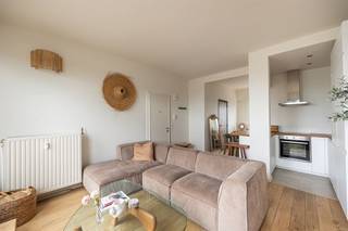 <p><span> </span></p><p><span>Wakker worden boven de stad, genieten van een koffie op je zonnige terras en wonen op een locatie waar alles binnen handbereik ligt? Dit recent gerenoveerde penthouse op de negende verdieping combineert licht, comfort en buitenruimte op een manier die je zelden tegenkomt. Met een groot zuidoostgericht terras, een tweede balkon, een lichtrijke leefruimte en een topligging op de Frankrijklei is dit een unieke kans voor wie centraal én comfortabel wil wonen.</span></p><p><span> </span></p><p><span>Licht, lucht en uitzicht</span></p><p><span>Met de lift bereik je de negende verdieping, waar dit verzorgde appartement meteen indruk maakt door zijn overvloed aan natuurlijk licht. De leefruimte vormt het hart van het appartement en baadt dankzij het schuifraam en de ramen aan twee zijden de hele dag in het zonlicht. De warme plankenvloer loopt mooi door en zorgt voor een gezellige, huiselijke sfeer. Vanuit de woonkamer stap je rechtstreeks het indrukwekkende terras op, waar je geniet van een panoramisch uitzicht over de leien.</span></p><p><span>Aansluitend bevindt zich de open keuken, strak vormgegeven en volledig uitgerust met een oven, microgolfoven, kookplaat, dampkap, vaatwasser, koelkast, diepvries en spoelbak. De gezellige ontbijttoog met krukjes maakt dit een fijne plek om te koken, aperitieven of gasten te ontvangen. Achteraan is bovendien een handige bureauhoek ingericht, met toegang tot het tweede balkon. Ideaal voor wie regelmatig thuiswerkt.</span></p><p><span> </span></p><p><span>Comfortabel wonen</span></p><p><span>De slaapkamer bevindt zich rustig achteraan en biedt plaats voor een dubbel bed en een ruime kleerkast. Dankzij dezelfde warme plankenvloer als in de leefruimte vormt alles één mooi geheel. </span></p><p><span>De badkamer is verzorgd afgewerkt met een donkere tegelvloer en beschikt over een ligbad met douchefunctie, een modern lavabomeubel en een toilet. Het raam zorgt hier voor aangenaam daglicht en natuurlijke verluchting, een absolute meerwaarde.</span></p><p><span> </span></p><p><span>Buitenleven in de stad</span></p><p><span>De absolute blikvanger van dit appartement is zonder twijfel het enorme terras van ongeveer 22 m², perfect georiënteerd op het zuidoosten. Hier organiseer je een etentje met vrienden of ontspan je gewoon met zicht op de skyline van Antwerpen. Daarnaast beschikt het appartement nog over een tweede balkon, wat zorgt voor extra buitenruimte en een fijne connectie met de bureauhoek.</span></p><p><span> </span></p><p><span>Wonen op een toplocatie</span></p><p><span>De Frankrijklei behoort tot de meest gegeerde locaties van Antwerpen. Je woont hier pal in het centrum, met het Stadspark op wandelafstand en alle winkels, restaurants, cafés en culturele hotspots binnen handbereik. Openbaar vervoer stopt voor de deur en dankzij de nabijheid van belangrijke invalswegen ben je ook met de wagen snel onderweg. Een locatie waar werkelijk alles samenkomt: groen, stadsleven, bereikbaarheid en comfort.</span></p><p><span> </span></p><p><span> </span></p>