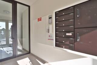 <p>Bent u op zoek naar een recent en energiezuinig appartement met twee slaapkamers, een ruim terras en een ondergrondse garagebox? <br />Dan is dit recente appartement uit 2023 in hartje Beveren, doch op een rustige locatie, een bezoekje waard. <br />Met een bewoonbare oppervlakte van 94,47 m², een terras van 10,27 m² en een uitstekend EPC-label A combineert deze eigendom hedendaags wooncomfort met een duurzame en praktische inrichting.<br /><br />Het appartement beschikt o.a. over aluminium ramen met HR-dubbele beglazing inclusief vliegramen en automatische zonnescreens, vloerverwarming, een warmtepompboiler, ventilatiesysteem type D, parkettegel en inbouwkasten op maat. <br /><br />Via de inkomhal met stijlvolle glazen deur bereikt u de leefruimte van 34 m² die het hart van het appartement vormt en een aangename woonomgeving met veel lichtinval biedt. De open keuken is uitgerust met kwalitatieve toestellen, waaronder een Miele stoomoven, een Smeg combi-oven, inductiekookplaat, koelkast en vaatwasser. Het hittebestendige werkblad in Ceramistone zorgt voor een duurzame en onderhoudsvriendelijke afwerking. Aansluitend bevindt zich een praktische berging met voorzieningen voor wasmachine, warmtepompboiler, ventilatiesysteem, fiber-aansluiting en de technische installaties.<br /><br />Het terras van 10,27 m² grenzend aan de leefruimte vormt een aangename buitenruimte die rechtstreeks aansluit op de leefruimte.<br />De automatische zonnescreens verhogen het comfort op zonnige dagen.<br /><br />De hal geeft toegang tot een apart toilet, een badkamer en twee volwaardige slaapkamers, beiden voorzien van vliegenramen, automatische zonnescreens en kwalitatieve inbouwkasten op maat, wat zorgt voor extra comfort en bergruimte. De badkamer is modern ingericht met een ruime inloopregendouche en handdouche, dubbel lavabomeubel, wandkasten en spiegelkasten.<br /><br />Een extra troef is de optionele mogelijkheid tot aankoop van een privatieve ondergrondse garagebox met automatische sectionaalpoort, bereikbaar via de personenlift, aan 35 000 euro.<br /><br /><strong>Voornaamste troeven zijn:</strong></p>
<ul>
<li>Recent appartement van 2023: mogelijkheid aankoop onder registratierechten (2% als enige woning/12% als investering)</li>
<li>EPC-label A</li>
<li>2 volwaardige slaapkamers met maatwerkkasten</li>
<li>Vloerverwarming en warmtepompboiler</li>
<li>Ventilatiesysteem type D</li>
<li>Ruim terras van 10,27 m²</li>
<li>Hoogwaardige afgewerkte keuken</li>
</ul>
<p>Graag laten we u dit appartement persoonlijk ontdekken. Contacteer ons voor bijkomende informatie of een bezoek via verkoop@homevast.be of tel. 03 344 77 44.</p>