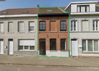 Bijzonder lichtrijke, comfortabel vernieuwde woning met terrastuin. Bestaat uit inkom, gastentoilet, living, modern ingerichte keuken, geriefelijke berging/wasplaats, ZW-gerichte terras/stadstuintje. Op 1ste verd. grote slaapkamer en badkamer (ligbad, douche, wc, wastafel), en vaste trap naar dakverdieping waar zich nog 2 kleinere slaapkamers zich bevinden. Gunstig EPC. <br />Maximale bezetting: koppel met 2 kinderen. Bezoekcapaciteit is beperkt, gezien de woning nu nog bewoond is. <br />Pas vrij vanaf 01/02/2027. Mail louis@vastgoedsinnaeve.be.<br /><br />Bij interesse, gelieve enkel en alleen te reageren via het contactformulier. Wij contacteren u terug van zodra een bezoek mogelijk is.