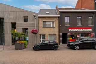 In het bruisende centrum van Tielt, langs de Kortrijkstraat, vinden we deze instapklare en smaakvol gerenoveerde stadswoning terug. Dankzij de centrale ligging bevinden winkels, scholen, horeca en het station zich op wandelafstand.<br /><br />Via de inkomhal betreden we de gezellige leefruimte, waar een stijlvolle gascassette zorgt voor sfeer en warmte. Aansluitend bevindt zich de ruime, strak afgewerkte leefkeuken. De grote lichtkoepel zorgt hier voor een aangename hoeveelheid natuurlijk daglicht en creëert een open, luchtig gevoel.<br /><br />Naast de keuken vinden we een praktische berging, een afzonderlijk gastentoilet en een verzorgde badkamer uitgerust met een inloopdouche en wastafel. Bovendien beschikt de woning over een droge kelder, ideaal als extra bergruimte.<br /><br />Op de eerste verdieping bevinden zich een ruime master bedroom en een tweede slaapkamer. Via een vaste trap bereiken we de zolderverdieping, die nog volledig naar eigen wens kan worden ingericht. Hierdoor biedt de woning de mogelijkheid om een ruime derde en zelfs vierde slaapkamer te creëren, ideaal voor een groeiend gezin, een hobbyruimte of een thuisbureau.<br /><br />Ben je op zoek naar een instapklare stadswoning met karakter, uitbreidingspotentieel en een topligging in het centrum van Tielt? Dan is dit ongetwijfeld een opportuniteit die je niet mag missen.<br /><br />Maak nu je afspraak en breng je bod uit.<br /><br />(De geadverteerde prijs is een richtprijs)