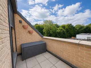 <p><span>Duplex dakappartement met 2 slaapkamers en terras </span></p><p><span>Op de derde verdieping bevindt zich dit ruime, frisse en uitstekend onderhouden duplex dakappartement. De woning heeft een aangename indeling, veel praktische bergruimte en verschillende belangrijke vernieuwingen die reeds werden uitgevoerd. Hierdoor geniet u vanaf de eerste dag van hedendaags wooncomfort.</span></p><p><span>Bij het binnenkomen bevindt zich links het gastentoilet. Rechts is er een praktische ruimte die uitstekend dienst kan doen als vestiaire. De inkomhal leidt naar de ruime en lichtrijke woonkamer. Vanuit de woonkamer heeft u rechtstreeks toegang tot het terras, een aangename buitenruimte waar u in alle rust kunt genieten.</span></p><p><span>Links van de woonkamer bevindt zich de royale keuken. Deze werd ongeveer vijf jaar geleden volledig vernieuwd en is uitgerust met kwalitatieve toestellen, veel kastruimte en een ruim werkblad. Aansluitend is er een handige berging en technische ruimte met aansluitingen voor een wasmachine en droogkast. Ook voor het opbergen van voorraad, huishoudelijke benodigdheden en andere spullen is hier voldoende plaats.</span></p><p><span>Op de bovenverdieping bevinden zich twee volwaardige slaapkamers. De badkamer is uitgerust met een ligbad en biedt alle nodige comfort. Dankzij de duplexindeling zijn het woon- en slaapgedeelte mooi van elkaar gescheiden, wat zorgt voor extra rust en privacy.</span></p><p><span>De voorbije jaren werden al verschillende belangrijke investeringen gedaan. Zo werd niet alleen de keuken vernieuwd, maar werden er ook nieuwe ramen met vliegenramen geplaatst. Daarnaast werden de verwarmingsinstallatie en de gasketel vernieuwd. De kwaliteitsvolle gasketel van Vaillant vormt een duidelijke meerwaarde voor het appartement.</span></p><p><span>Troeven van het appartement</span></p><ul><li><span>Ruim en lichtrijk duplexappartement</span></li><li><span>Gelegen op de derde verdieping</span></li><li><span>Twee volwaardige slaapkamers</span></li><li><span>Aangenaam terras, bereikbaar via de woonkamer</span></li><li><span>Vernieuwde, ruime keuken met kwalitatieve toestellen</span></li><li><span>Nieuwe ramen met vliegenramen</span></li><li><span>Vernieuwde verwarmingsinstallatie</span></li><li><span>Recente Vaillant-gasketel</span></li><li><span>Praktische vestiaireruimte aan de inkom</span></li><li><span>Afzonderlijk gastentoilet</span></li><li><span>Berging en technische ruimte</span></li><li><span>Plaats en aansluitingen voor wasmachine en droogkast</span></li><li><span>Veel opbergruimte</span></li><li><span>Fris, verzorgd en instapklaar</span></li></ul><p><span>Een ideaal appartement voor wie op zoek is naar ruimte, comfort en een aangename buitenruimte, zonder onmiddellijk grote renovatiewerken te moeten uitvoeren. Absoluut een bezoek waard!</span></p>