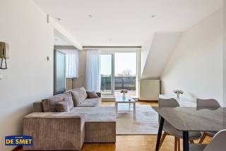 Het appartementsgebouw zonder lift is gelegen vlak naast de Action en vlakbij de belangrijke invalswegen richting Antwerpen &amp; Brussel.<br />Haar strategische ligging resulteert dan ook in een prima mobiscore van 8.5/10.<br /><br />Het appartement zelf bevindt zich op de tweede verdieping.<br />U komt rechtstreeks in de living terecht met achteraan een open keuken en een naar het zuidwesten gericht terras.<br />Vooraan is er één slaapkamer met aanpalend de ingerichte badkamer.<br /><br />Dit appartement is op zoek naar een nieuwe huurder op lange termijn voor maximum 2 personen.<br />De maandelijkse provisie bedraagt € 40 voor o.a. de elektriciteit van de gemeenschappelijke delen én het individueel waterverbruik.<br /><br />Neemt u gerust per e-mail contact op met ons kantoor om een plaatsbezoek in te plannen!