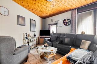 Interessant investeringspand in hartje Aalst – 8 entiteitenIn het centrum van Aalst bevindt zich dit goed gelegen appartementsgebouw bestaande uit 8 entiteiten, een stabiele verhuuropbrengst en mooi groeipotentieel. De actuele huuropbrengst bedraagt € 3.450 per maand, met een mogelijke opbrengst na indexatie van € 4.079,75 per maand, wat dit pand bijzonder aantrekkelijk maakt voor investeerders.Indeling van het gebouwGelijkvloersHet gelijkvloers omvat twee wooneenheden: Een ruim appartement met inkomhal, gastentoilet, lichtrijke leefruimte met open keuken, twee slaapkamers, badkamer, washok en ruim terras. Een studio met inkomhal, leefruimte met keuken, badkamer, washok en terras.Eerste verdiepingTwee appartementen, telkens voorzien van een inkomhal, apart toilet, leefruimte met keuken, slaapkamer, badkamer en terras.Tweede verdiepingDrie duplex-appartementen, elk bestaande uit een leefruimte met keuken, badkamer met toilet en één slaapkamer.Huisnummer 107 – Triplex-appartementDit ruime triplex-appartement beschikt op het gelijkvloers over een inkomhal. De eerste verdieping omvat een ruime leefruimte, keuken, gastentoilet en washok. Op de tweede verdieping bevinden zich een nachthal, twee ruime slaapkamers en een badkamer met ligbad, toilet en wastafel. Verder zijn er kelders aanwezig, wat extra bergruimte en comfort biedt voor de bewoners.Troeven op een rij8 verhuurde entiteitenZeer centrale ligging in AalstMooie maandelijkse opbrengst met indexatiepotentieelTerrassen bij meerdere unitsIdeaal investeringspand met stabiel rendementEen unieke investeringsopportuniteit in het centrum van Aalst.EPC attesten:Bus 1: 227 kWh/(m² jaar), 20260211-0003797460-RES-1Bus 2: 446 kWh/(m² jaar), 20210407-0002398317-RES-1Bus 3: 266 kWh/(m² jaar), 20230209-0002803644-RES-1Bus 4: 146 kWh/(m² jaar), 20201025-0002330748-RES-1Bus 5: 266 kWh/(m² jaar), 20240417-0003216679-RES-1Bus 6: 1785 kWh/(m² jaar), 20260211-0003797462-RES-1Bus 7: 1755 kWh/(m² jaar), 20260210-0003797463-RES-1107: 582 kWh/(m² jaar), 20260210-0003797459-RES-1