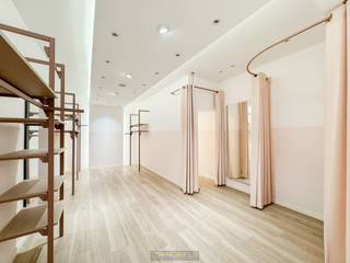 KARAKTERVOL HANDELSPAND MET WOONST in het CENTRUM van Oudenaarde. Dit pand combineert WONEN en HANDEL met TAL VAN MOGELIJKHEDEN voor OPBRENGST...