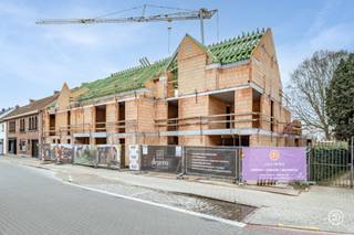 WERKEN GESTART<br /><br />In het rustige Hingene wordt Residentie Haelenhof opgetrokken, een stijlvol en energiezuinig woonproject. Volgens velen de mooiste deelgemeente van Bornem door zijn gezellige centrum, kasteel d'Ursel en het rondomliggend park. De residentie is gelegen op een centrale locatie nabij de N16 en op wandelafstand van winkels, scholen en openbaar vervoer.<br /><br />De architectuur combineert strakke lijnen, grote raampartijen en kwalitatieve afwerking in een kleinschalige residentie met veel aandacht voor wooncomfort.<br /><br />Het project zal bestaan uit 9 hedendaagse appartementen, telkens met een functionele indeling, veel lichtinval en eigen buitenruimte.<br />De ondergrondse verdieping is voorzien van parkeerplaatsen en private bergingen.<br />Achteraan het gebouw vinden we tevens een gemeenschappelijke fietsen- en tuinberging terug.<br /><br />De units zullen bijna-energieneutraal zijn en meer dan voldoen aan de huidige energienormen (E-peil ≤ 30). Er wordt oa. gebruik gemaakt van vloerverwarming via een geothermische warmtepomp, een ventilatiesysteem type D en thermische en akoestische isolatie.<br /><br />Alle appartementen genieten van een ruim terras en de gelijkvloers appartementen genieten daarenboven van een mooie tuin.<br />Er wordt gestreefd naar een kwalitatieve afwerking tot in de puntjes.<br /><br />De constructiewaarde kan aangekocht worden aan 6% BTW, indien je voldoet aan de voorwaarden.<br /><br />Wenst u meer informatie over dit kwalitatieve project?<br />Contacteer ons gerust via yordi@julimmo.be of 0473 76 18 07.