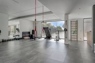 <h1><span>Jouw nieuwe professionele werkplek in Anzegem? Instapklaar, modern en veelzijdig.</span></h1><p><span>Op zoek naar een moderne, instapklare ruimte voor jouw onderneming, kantoor, praktijk of dienstverlenende activiteit? Dit verzorgde handelspand van 124 m² biedt een zee aan mogelijkheden en is klaar om onmiddellijk in gebruik te nemen.</span></p><p><span>Gelegen nabij het centrum van Anzegem, geniet het pand van een vlotte bereikbaarheid richting zowel Anzegem als Waregem en de E17. Dankzij de goede ligging en de aanwezige parkeermogelijkheden is het een praktische uitvalsbasis voor ondernemers, medewerkers, klanten en bezoekers.</span></p><p><span>Het pand werd door de huidige eerste eigenaars met veel zorg ingericht en kwalitatief afgewerkt. De huidige inrichting is afgestemd op een kinesitherapiepraktijk, maar de ruimtes lenen zich perfect voor een brede waaier aan professionele activiteiten.</span></p><p><span>Denk bijvoorbeeld aan kantoren voor een boekhouder, IT-bedrijf, verzekeringskantoor, architect, consultancy of andere dienstverlenende onderneming, maar evengoed aan een praktijk voor kinesitherapie, psychologie, coaching, logopedie, zorg of andere vrije beroepen.</span></p><p><span>De bestaande indeling kan behouden blijven of eenvoudig aangepast worden aan jouw specifieke noden. Dankzij de verzorgde afwerking, de aanwezige technische voorzieningen en de moderne uitstraling hoef je hier bovendien niet eerst grote renovatiewerken uit te voeren.</span></p><h3><span>TROEVEN</span></h3><ul><li><span>124 m² bruto vloeroppervlakte</span></li><li><span>Instapklaar en volledig afgewerkt</span></li><li><span>Veelzijdig inzetbaar als kantoor, praktijk of handelsruimte</span></li><li><span>Geschikt voor diverse vrije beroepen en dienstverlenende activiteiten</span></li><li><span>Vlotte bereikbaarheid richting Anzegem, Waregem en E17</span></li><li><span>Voldoende parkeermogelijkheden</span></li><li><span>Onmiddellijk beschikbaar bij akte</span></li><li><span>Energiezuinig: EPC-label B</span></li><li><span>Verwarming op aardgas</span></li><li><span>Domotica en alarmsysteem aanwezig</span></li><li><span>Aansluiting voor airconditioning voorzien</span></li></ul><h3><span>INDELING</span></h3><p><span>Momenteel bestaat het pand uit een ruime en verzorgde onthaal-/wachtzone, toilet, grote polyvalente ruimte, twee afzonderlijke ruimtes, keuken en bureau met ingebouwde kasten en een technische ruimte.</span></p><p><span>De huidige inrichting maakt het pand bijzonder geschikt voor een praktijk, maar vormt tegelijk een uitstekende basis voor wie op zoek is naar een professionele kantoor- of werkruimte die naar eigen behoefte kan worden ingericht.</span></p><h3><span>EEN RUIMTE DIE MEEGROEIT MET JOUW ONDERNEMING</span></h3><p><span>Of je nu een eigen kantoor zoekt, een praktijk wilt opstarten of jouw bestaande onderneming een nieuwe locatie wil geven: dit pand combineert ruimte, uitstraling, comfort en gebruiksgemak op een goed bereikbare locatie in Anzegem.</span></p><p><span>Een interessante opportuniteit voor ondernemers en vrije beroepen die zonder grote verbouwingswerken meteen aan de slag willen.</span></p><p><span>Benieuwd naar de mogelijkheden voor jouw activiteit? Plan vandaag nog een vrijblijvend bezoek en ontdek zelf hoe veelzijdig dit pand is.</span></p><p><span>Contacteer Ellen via 0474 86 04 52 of <span>ellen@heritagevastgoed.be</span></span><span>.</span></p><h3><span>INFO</span></h3><ul><li><span>EPC: label B</span></li><li><span>Stedenbouw: Vg - Wg - Gmo - Gvkr - Gvv</span></li></ul><p><span>Watertoets: perceelscore A | gebouwscore A</span></p><p><span> </span></p><p><span> </span></p>