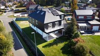 <p><strong>Veelzijdige open bebouwing in landelijke omgeving nabij het centrum van Boortmeerbeek.</strong></p>
<p>Deze veelzijdige woning in de Kallebeekstraat combineert een rustige, landelijke ligging met een vlotte bereikbaarheid nabij winkels, scholen, openbaar vervoer en invalswegen. De woning is ingericht met 3 afzonderlijke woonunits, wat ze bijzonder geschikt maakt voor grote gezinnen, co-housing of kangoeroe wonen met behoud van privacy. Met maar liefst 7 slaapkamers en 3 badkamers biedt deze eigendom uitzonderlijk veel ruimte en flexibiliteit. Dankzij het EPC-label B geniet u bovendien van een energiezuiniger wooncomfort. Een ideale opportuniteit voor wie op zoek is naar een ruime woning met verschillende gebruiksmogelijkheden.</p>
<p><strong>Belangrijkste ruimtes</strong>:<br />Gelijkvloers:<br />• Woonkamer<br />• Keuken<br />• 2 slaapkamers<br />• Badkamer<br />• Bureelruimte geschikt voor thuiswerk of praktijkruimte<br />• Garage met automatische garagepoort</p>
<p><strong>Verdiep:</strong><br />Appartement 1:<br />• Woonkamer met open keuken<br />• Apart toilet<br />• Berging<br />• Badkamer met ligbad, lavabo en toilet<br />• 2 slaapkamers<br />• Zolder met uittrekbare trap</p>
<p>Appartement 2:<br />• Hal met apart toilet<br />• Woonkamer met open keuken en berging<br />• Badkamer met inloopdouche, bidet, toilet en dubbele lavabo<br />• 2 slaapkamers waarvan 1 met vaste trap naar 3de slaapkamer</p>
<p><strong>Troeven:</strong><br />• Woning met 3 woonunits en veelzijdige indelingsmogelijkheden<br />• Landelijke omgeving nabij het centrum van Boortmeerbeek<br />• Zonnepanelen en thuisbatterij aanwezig</p>
<p>Neem vandaag nog contact op voor een bezoek.<br />JOUW DROOMHUIS. ZO GEVONDEN!</p>