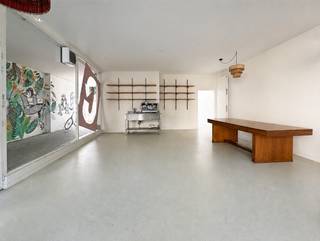Ruime handelszaak (+/- 121 m²) op een goede en centrale locatie te Berchem!<br /><br />Deze handelsruimte is ingedeeld als volgt:<br /><br />Hal, open ruimte vooraan van 44m² (heden ingericht als gebruiksruimte), kleine berging, twee aparte ruimtes waarvan heden 1 in gebruik als vergaderzaal (16 m² / 5,5 m²), sanitair (m/v), grote keuken achteraan met veel kastruimte en tot slot een grote bergruimte (23 m²), tevens toegankelijk via de zij-ingang.<br /><br />Dit eigendom is zeer geschikt voor zachte horeca (broodjeszaak/ontbijt-lunchzaak/koffiebar/...).<br /><br />Voor meer informatie of een afspraak ter plaatse, aarzel niet ons te contacteren op nummer 03 337 50 70 of surf naar www.vbvastgoed.be.