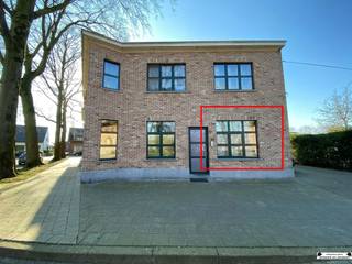 <p><span>Gezellig gelijkvloers appartement met 1 slaapkamer in het hart van Wuustwezel!</span></p><p><span>Op zoek naar een comfortabel en centraal gelegen appartement? Dan is dit gezellige gelijkvloers appartement precies wat je zoekt!</span></p><p><span>De ruime </span><span>woonkamer</span><span> is afgewerkt met een mooie </span><span>laminaatvloer</span><span> en biedt voldoende plaats voor een zit- en eethoek. Aansluitend bevindt zich de </span><span>halfopen keuken</span><span>, uitgerust met een </span><span>elektrische kookplaat</span><span>, </span><span>dampkap</span><span>, </span><span>koelkast</span><span> en </span><span>spoelbak</span><span> alles wat je nodig hebt om lekker te koken.</span></p><p><span>In de </span><span>berging</span><span> vind je de </span><span>CV-ketel</span><span> én aansluitingen voor </span><span>wasmachine en droogkast</span><span>, wat zorgt voor extra praktisch comfort.</span></p><p><span>De </span><span>slaapkamer</span><span> is ongeveer </span><span>12 m²</span><span> groot en eveneens voorzien van een </span><span>laminaatvloer</span><span>, wat zorgt voor een warme en huiselijke sfeer.</span></p><p><span>De </span><span>badkamer</span><span> beschikt over een </span><span>douche in ligbad</span><span>, een </span><span>toilet</span><span> en een </span><span>enkele lavabo</span><span>, en is afgewerkt met </span><span>tegelvloer</span><span>.</span></p><h3><span>Extra info:</span></h3><p><span>3 maanden huurwaarborg</span></p>